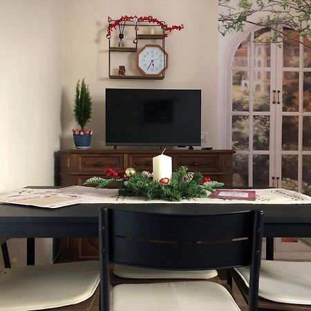 Casa Di Giose Con Garage Apartment คาปราโรลา ภายนอก รูปภาพ