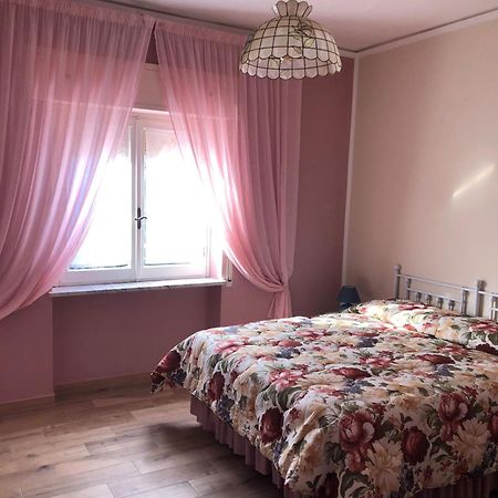 Casa Di Giose Con Garage Apartment คาปราโรลา ภายนอก รูปภาพ
