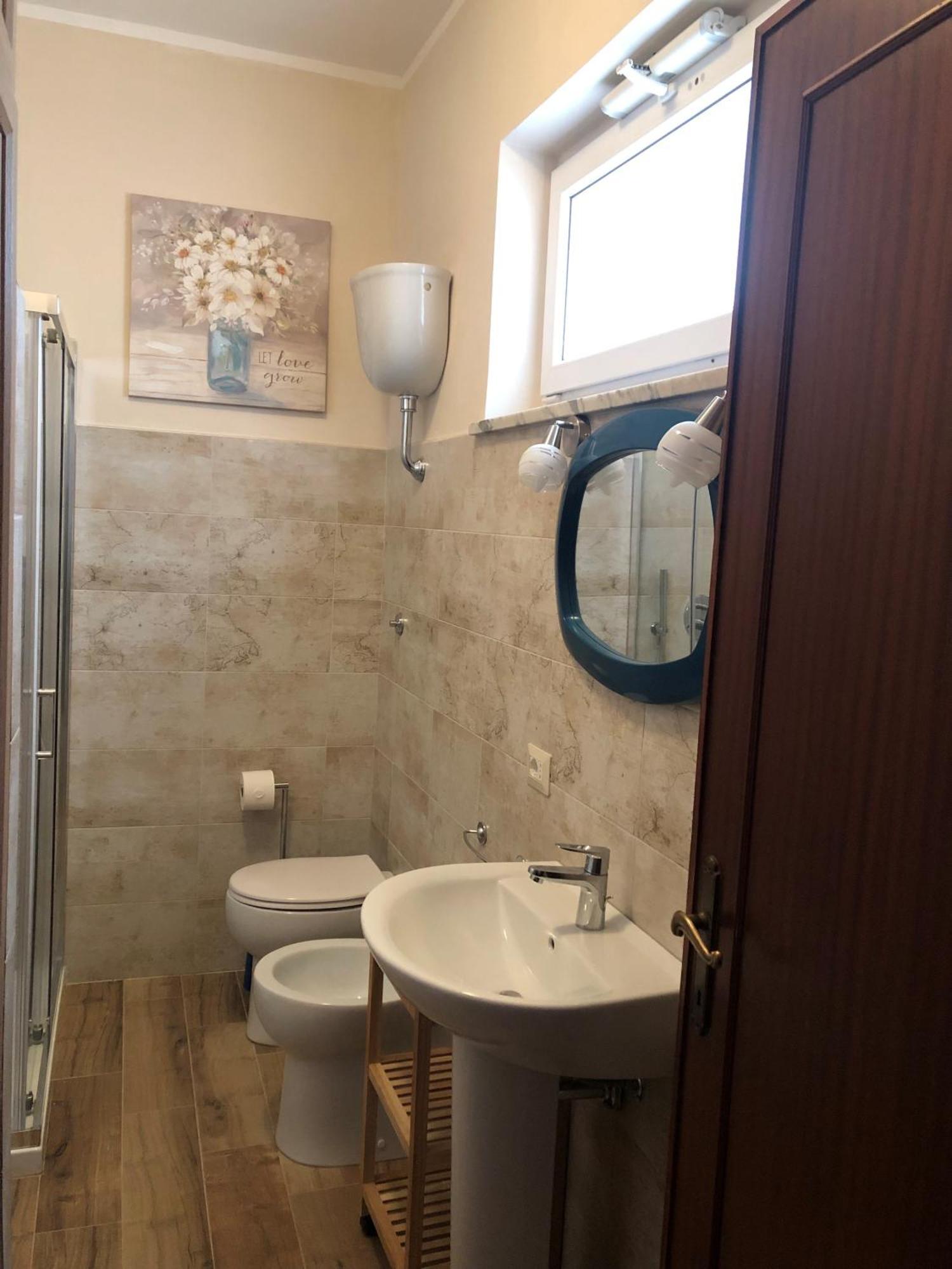 Casa Di Giose Con Garage Apartment คาปราโรลา ภายนอก รูปภาพ