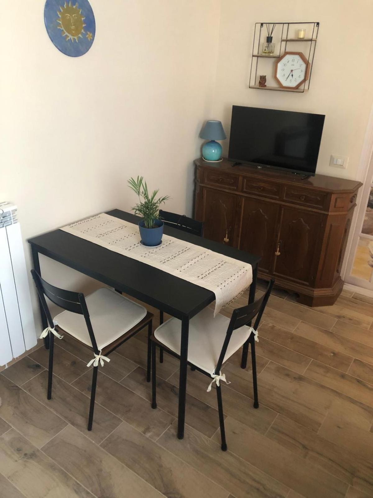 Casa Di Giose Con Garage Apartment คาปราโรลา ภายนอก รูปภาพ